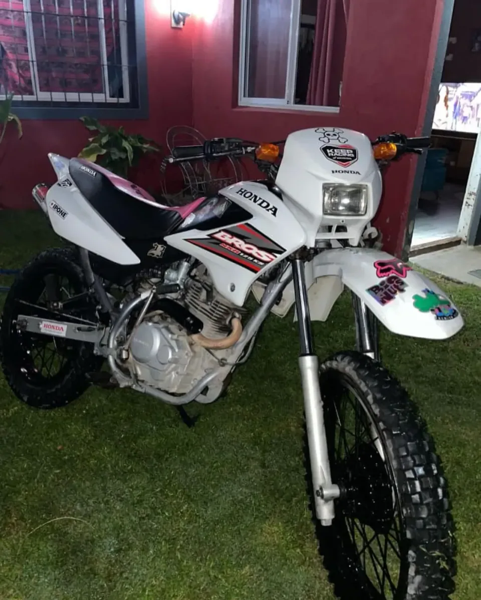 Honda Bross: full wrap con calcos flúor — foto 4