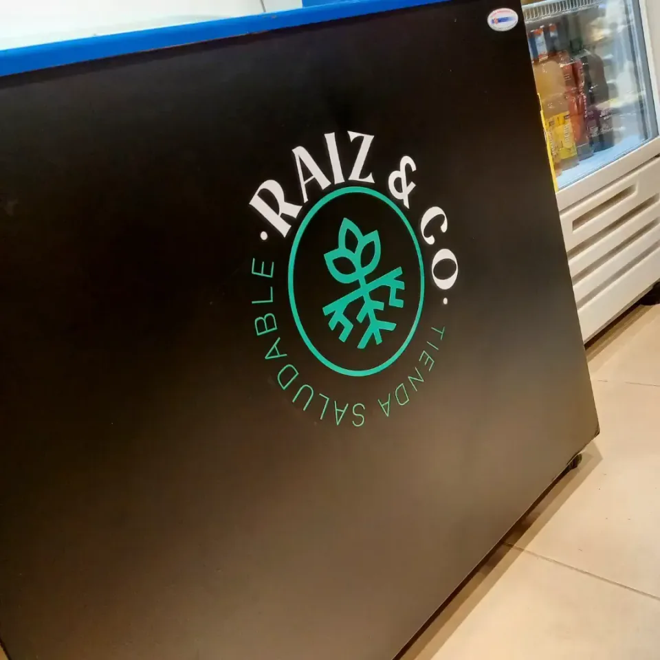 Raíz & Co: tarjetas y ploteo de freezer