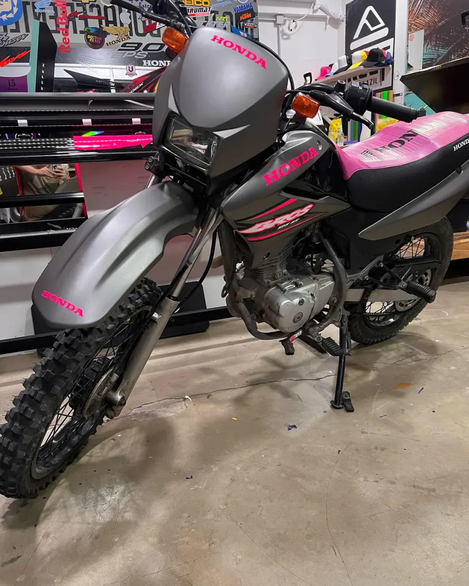 Honda Bross: full wrap con calcos flúor — foto 2