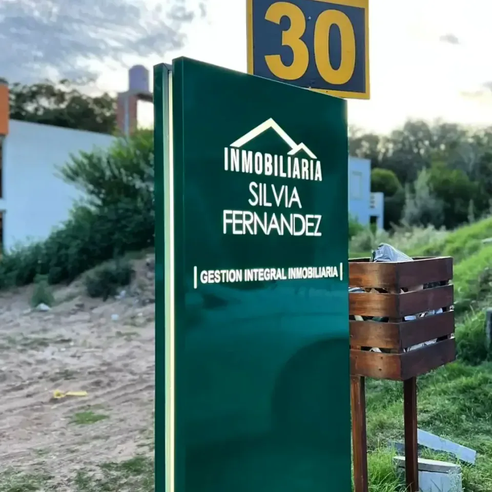 Inmobiliaria Silvia Fernández: carteles luminosos — foto 2