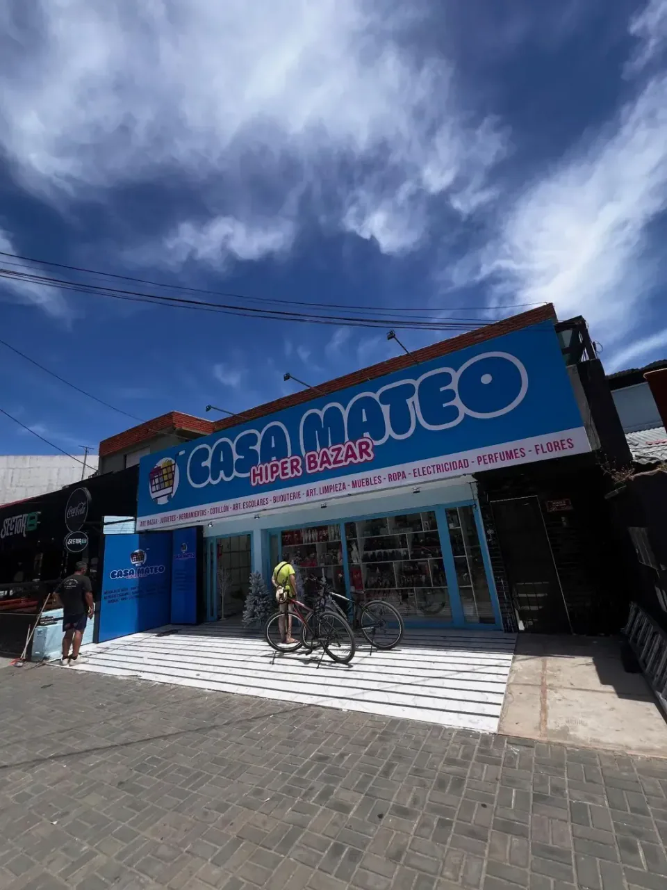 Casa Mateo: lona front con luz y back light