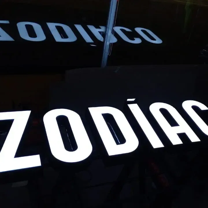 Zodiaco Burgers: tres carteles luminosos — foto 3