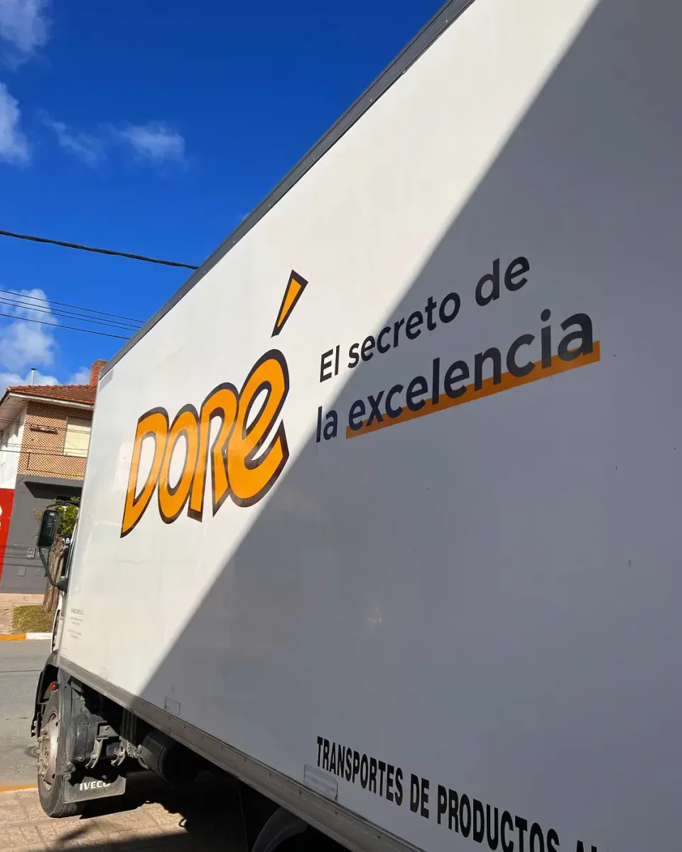 Doré: logos y redes en el camión — foto 1