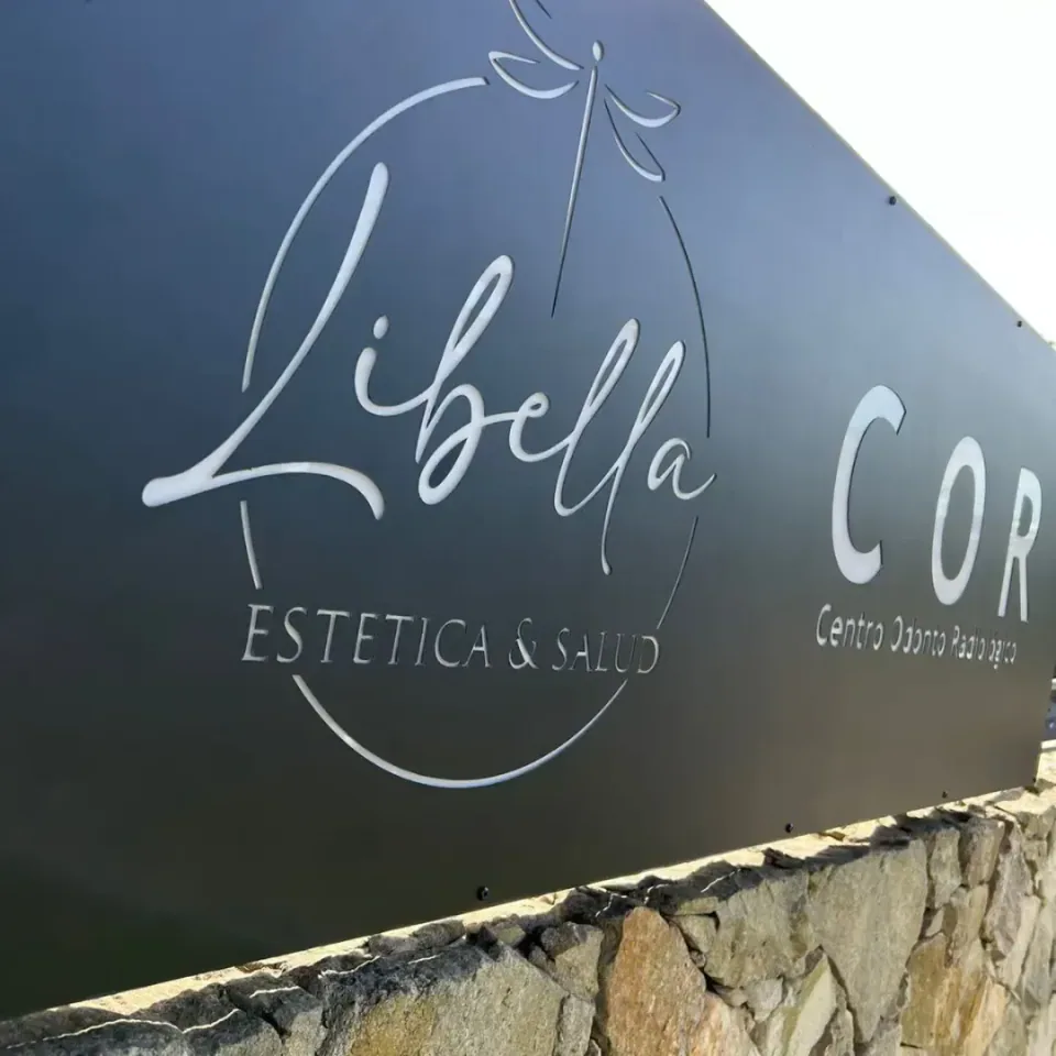 Libella · COR: cartel luminoso de chapa calada