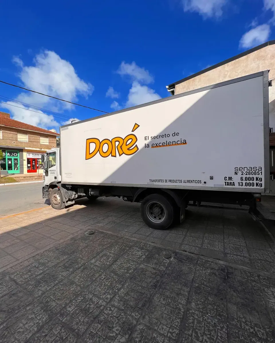 Doré: logos y redes en el camión — foto 4