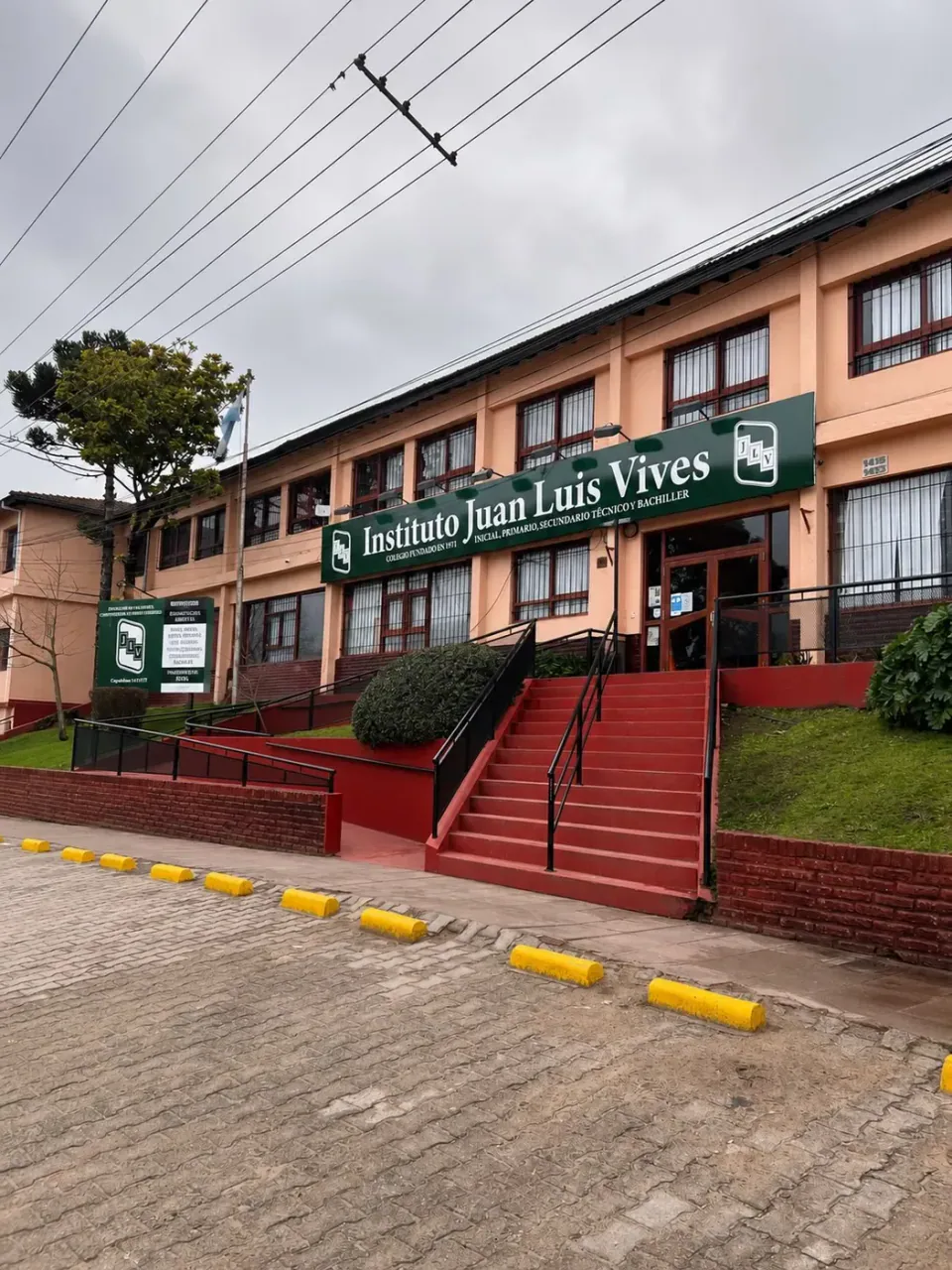 Carteles de lona front para el Instituto Vives — foto 1