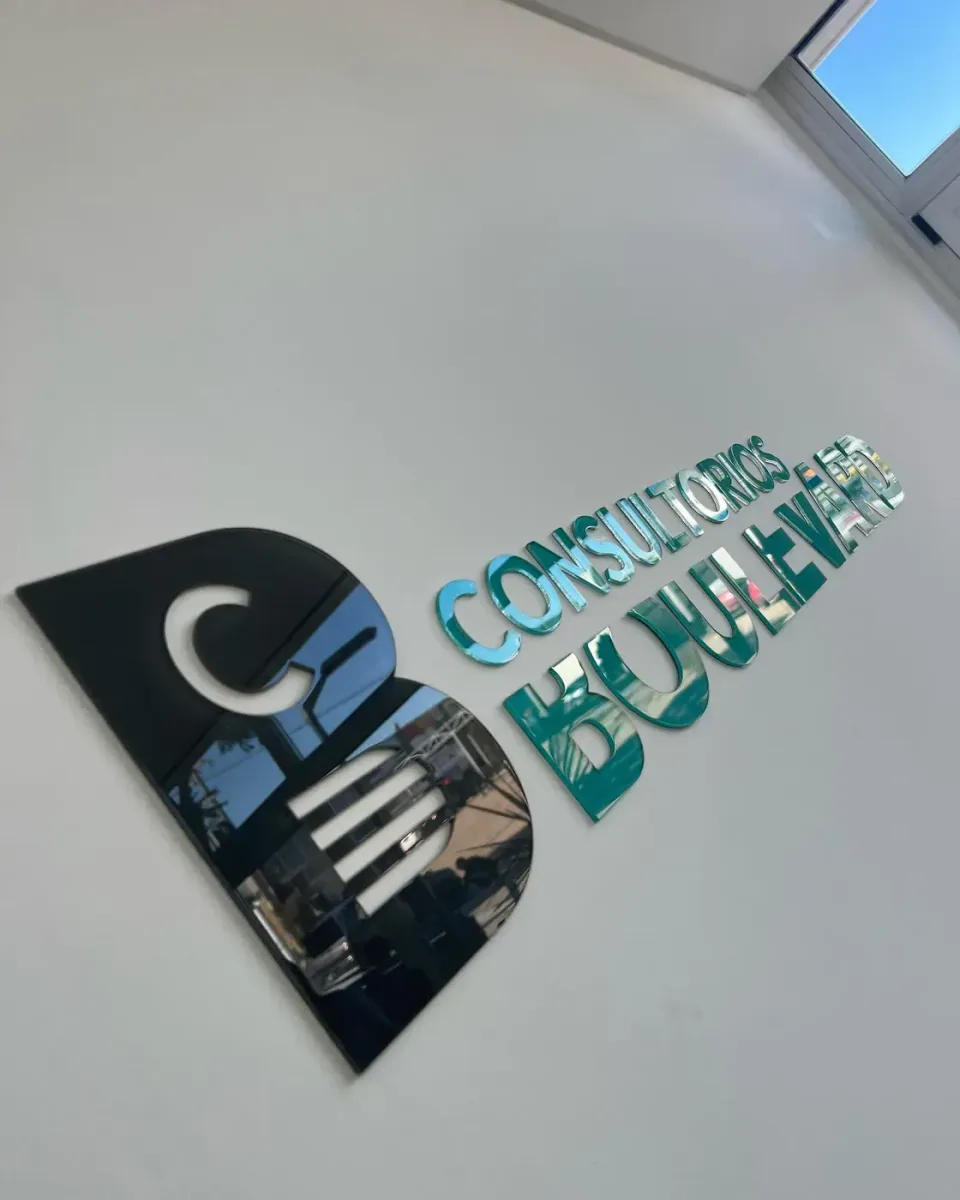 Consultorios Boulevard: acrílico y vinilo