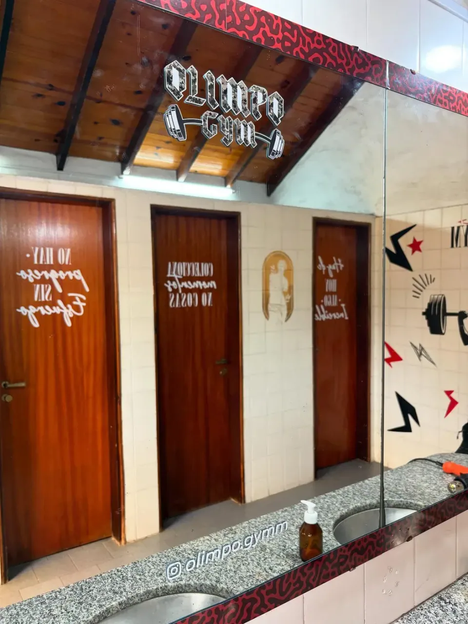 Olimpo Gym: neón LED y vinilo de corte — foto 6