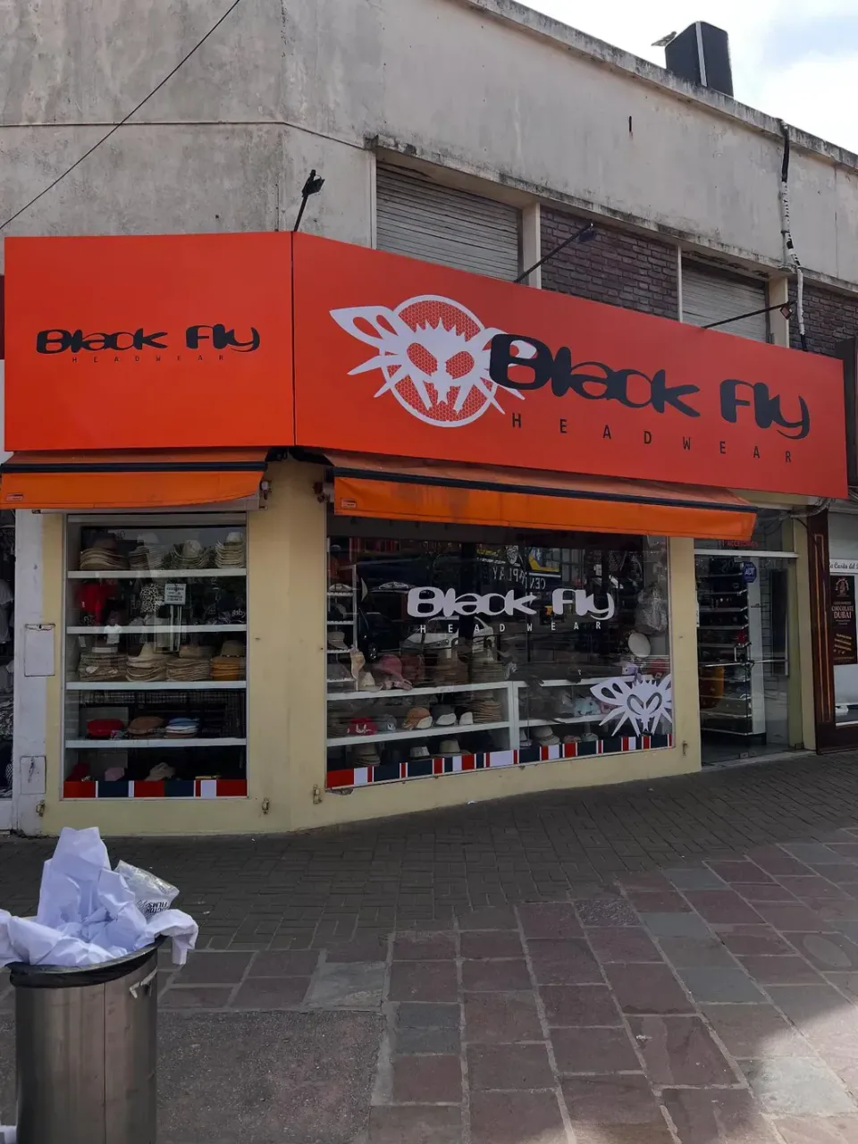 Black Fly: frente y vidriera — foto 3